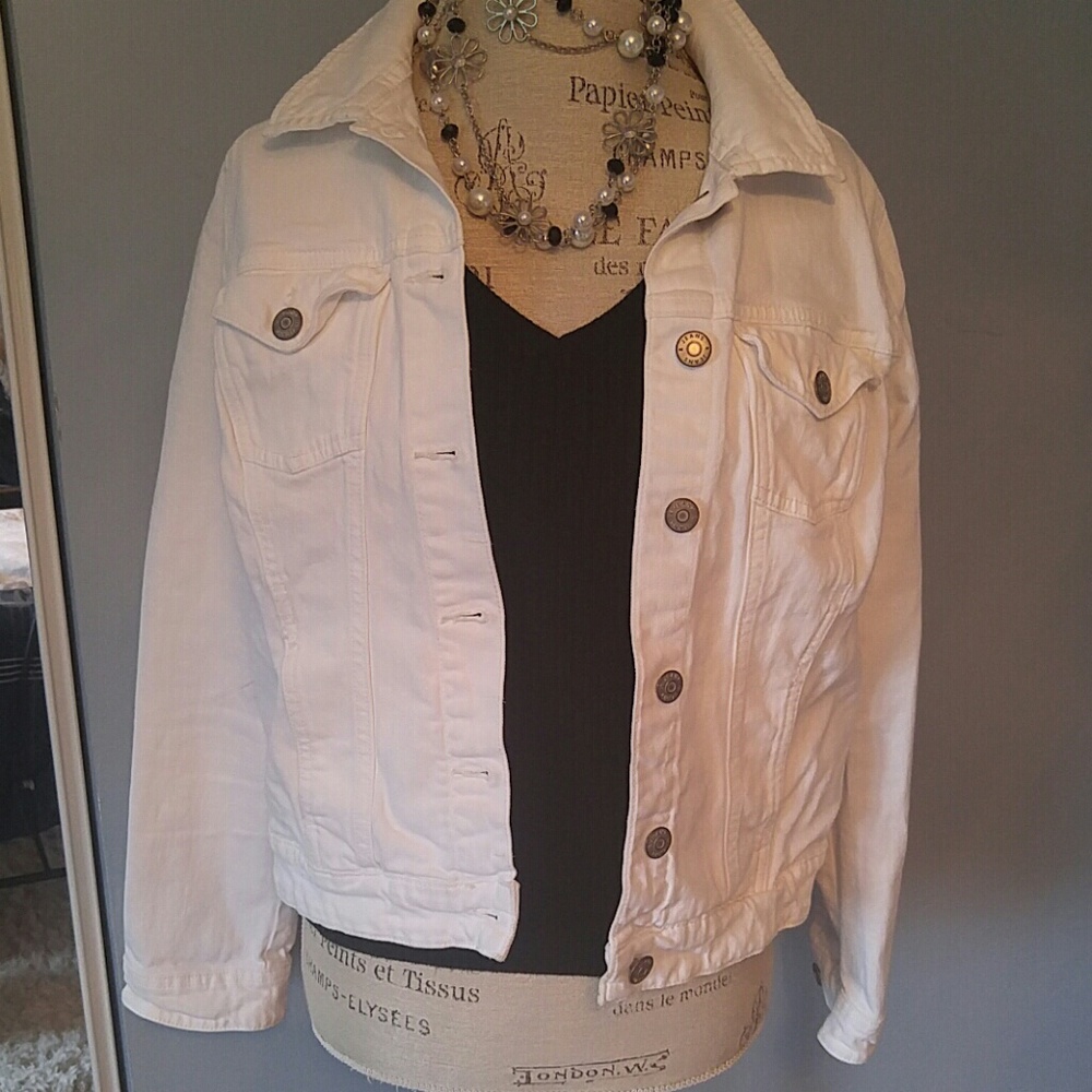 WHITE JEAN JACKET